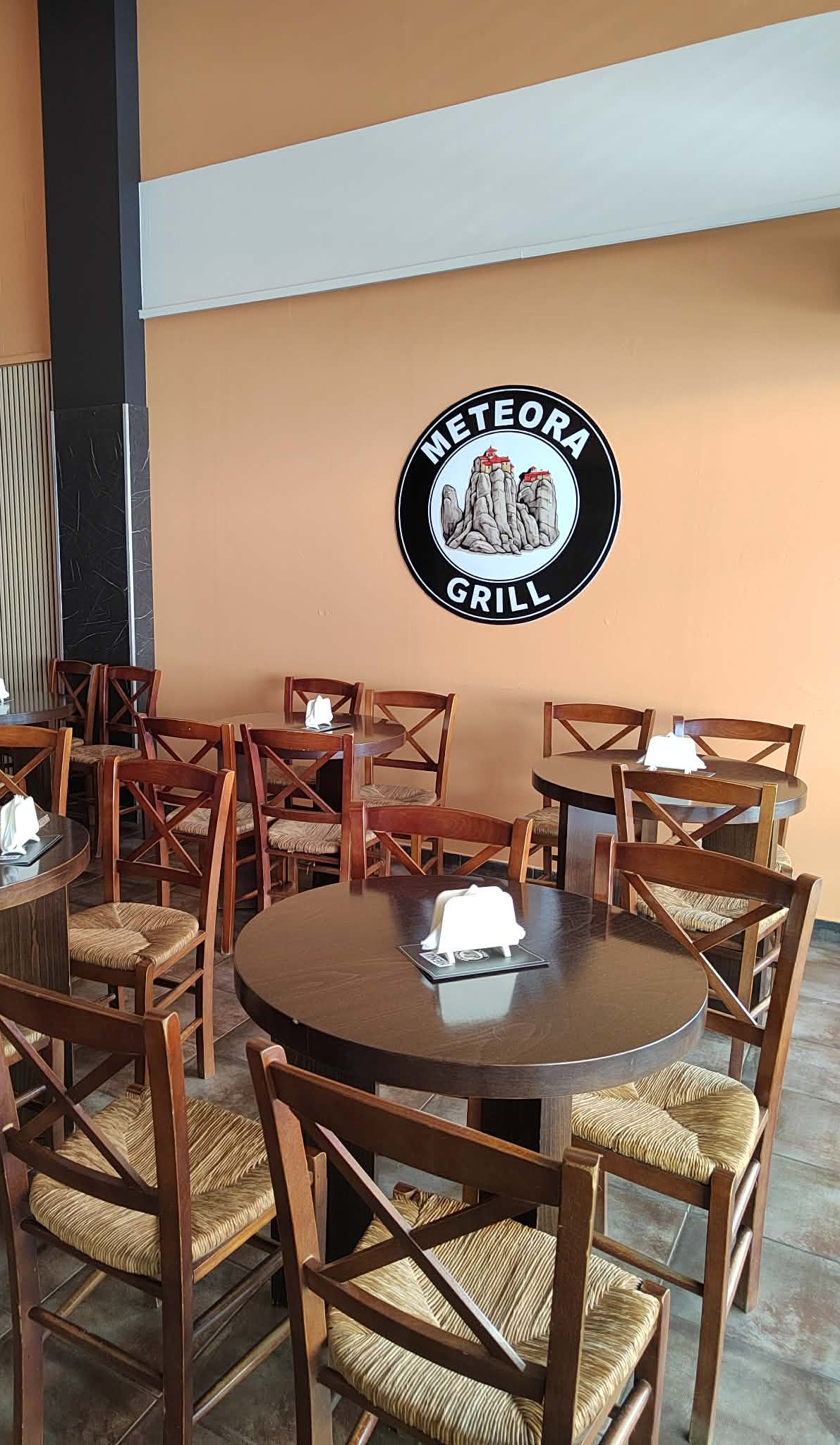 Ο χώρος του Meteora Grill στην Καλαμπάκα
